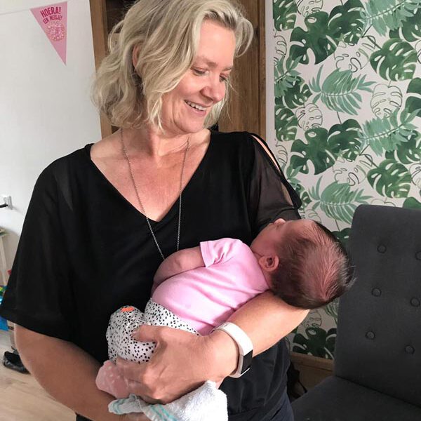 met-baby-en-bladbehang